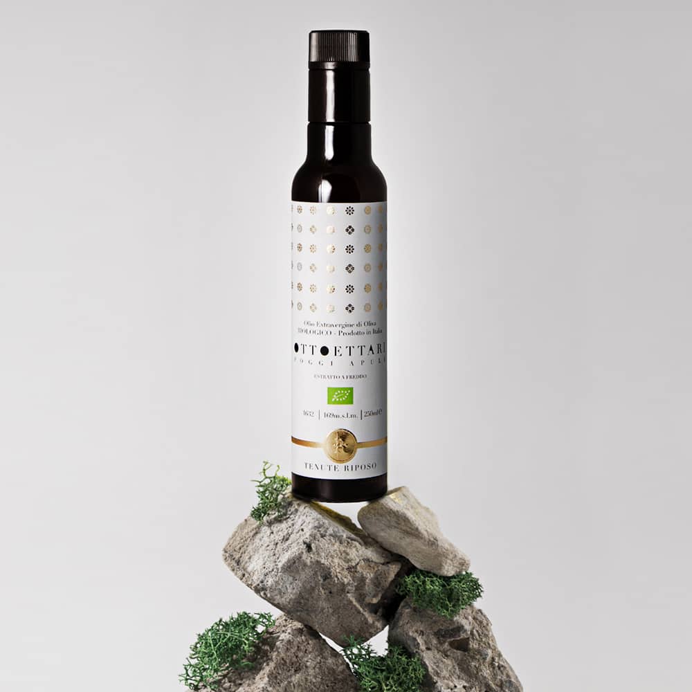 Bottiglie di olio extravergine di oliva biologico è un prodotto ricco di proprietà nutrizionali, tra cui vitamine, minerali e antiossidanti. È anche un prodotto gustoso e versatile, che può essere utilizzato in cucina per la preparazione di un'ampia varietà di piatti