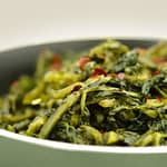 Le verdure condite con olio extravergine di oliva sono un'ottima scelta per un pasto leggero e nutriente. Sono perfette per una cena in famiglia o con gli amici, o come contorno per un pasto più completo