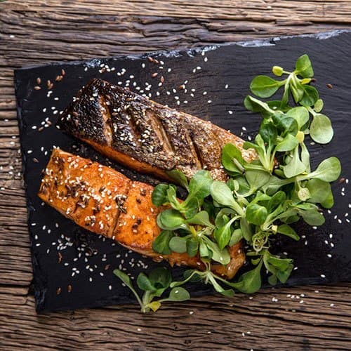Un secondo di pesce condito con olio extravergine di oliva è un'ottima scelta per un pasto completo. È perfetto per una cena in famiglia o con gli amici.